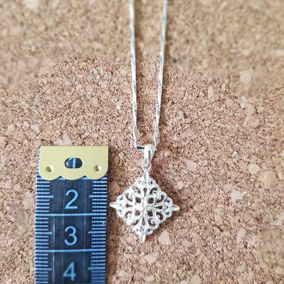 Sterling silver necklace with filigree pendant - Picture 2 of 8